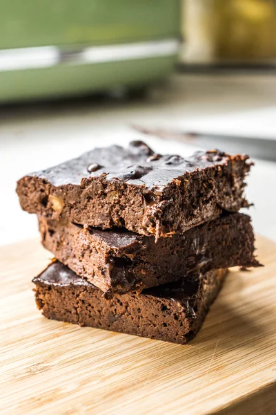 Brownie au chocolat Gâteau à la farine de caroube en poudre . — Photo