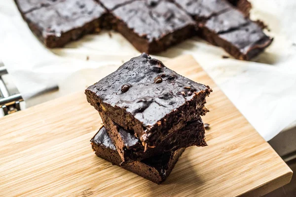 Brownie au chocolat Gâteau à la farine de caroube en poudre . — Photo