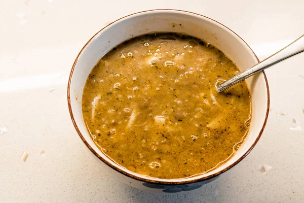Домашний суп из чечевицы с турецкой лапшой Eriste в ложке — стоковое фото