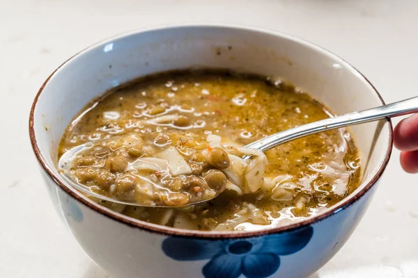 Домашний суп из чечевицы с турецкой лапшой Eriste в ложке — стоковое фото