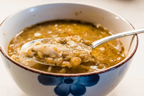 Hausgemachte Currylinsensuppe mit türkischen Nudeln im Löffel — Stockfoto