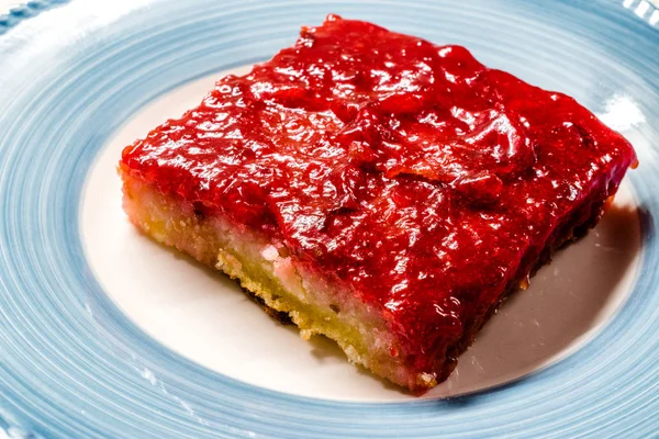 Trilece Cake dessert med röd Plommonpuré sylt/marmelad. — Stockfoto