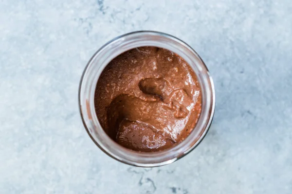Crema de chocolate de nuez cruda orgánica casera en tarro . —  Fotos de Stock