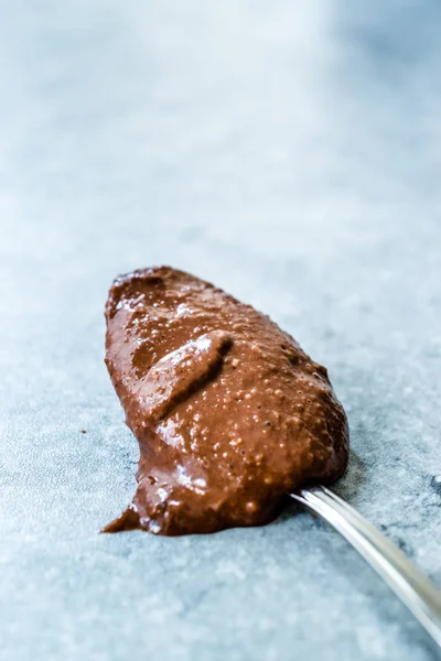 Домашний органический сырой ореховый шоколадный крем в ложке . — стоковое фото