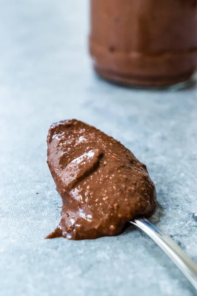 Crema de chocolate de nuez cruda orgánica casera en cuchara . — Foto de Stock
