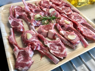 Sarımsak ve Taze Biberiye ile Marine Çiğ Kuzu Pirzola. Organik Et Gıda. 