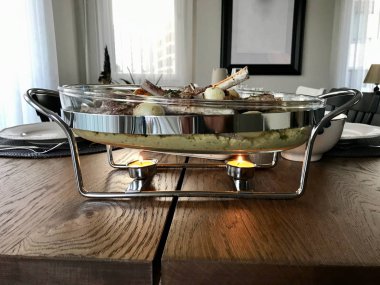 Mumlu Sofra Yemeği Servisi için Gümüş Tabak.