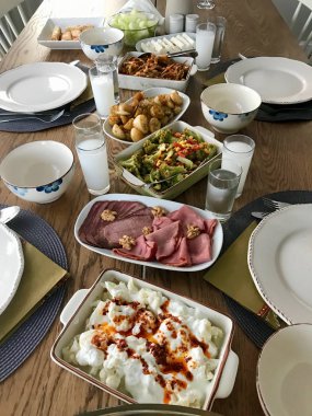 Özel Alkollü Rakı Uzo ve Meze Meze Mezeli Türk, Yunan Geleneksel Yemek Masası.
