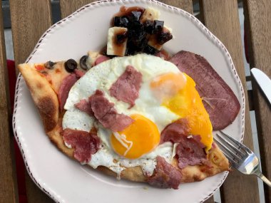 Tabakta Kızarmış Yumurta ile Pizza Dilimi Yemeye Hazır.