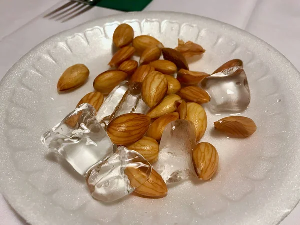 Almendra Helada con Hielo en Placa Plástica . — Foto de Stock