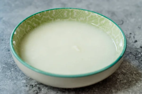 Органический йогурт / йогурт Вода готова к использованию в миске . — стоковое фото