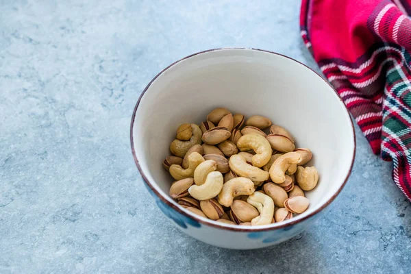 Anacardo y pistachos de camisa en tazón de cerámica. Snacks orgánicos saludables — Foto de Stock