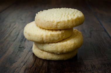 Koyu Ahşap Yüzeyli Tereyağı Ekmek Kurabiye / Kısa Ekmek Bisküvi. 