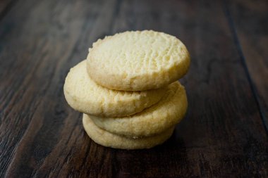 Koyu Ahşap Yüzeyli Tereyağı Ekmek Kurabiye / Kısa Ekmek Bisküvi. 