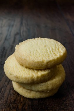 Koyu Ahşap Yüzeyli Tereyağı Ekmek Kurabiye / Kısa Ekmek Bisküvi. 