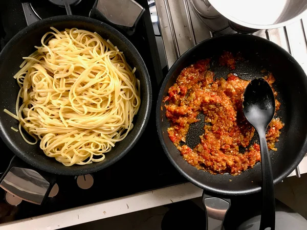 Spaghetti z sosem bolońskim w kuchni Pan/Bolognaise TOMAT — Zdjęcie stockowe