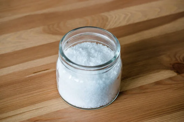 Maldon Sea Salt flakes di Jar. Siap Digunakan . — Stok Foto