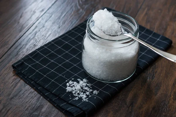 Maldon tengeri só pehely jar a Spoon. — Stock Fotó