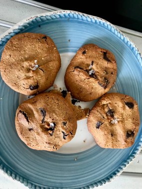 Hindistan Cevizi, Badem Unu ve Tabakta Deniz Tuzu Ile Yapılan Paleo Çikolatalı Kurabiye.