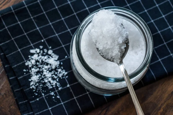 Maldon Sea Salt copos en tarro con cuchara . — Foto de Stock