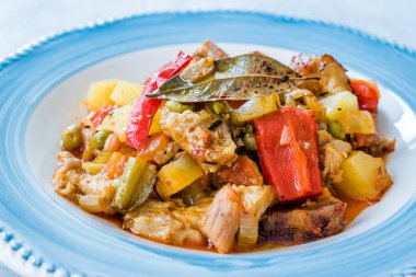 Türk Kebap Orman Kebabı / Küplü Etli ve Sebzeli Güveç.