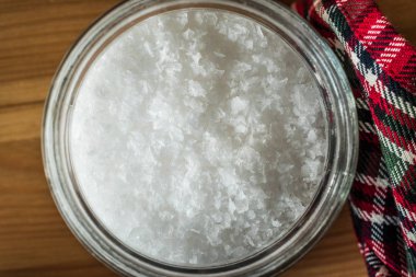 Kavanozda Maldon Deniz Tuzu gevreği. Kullanıma Hazır.