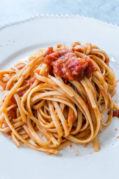 Placa apilada de espaguetis clásicos de pasta italiana con salsa de albahaca y tomate . — Foto de Stock