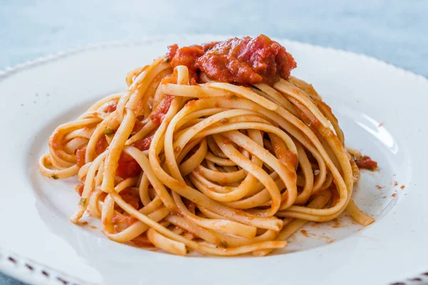 Placa apilada de espaguetis clásicos de pasta italiana con salsa de albahaca y tomate . —  Fotos de Stock