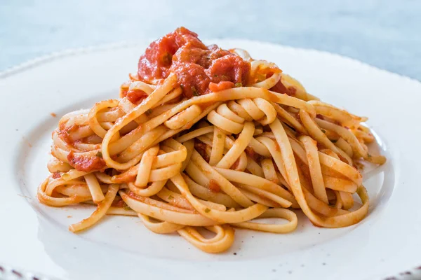 Placa apilada de espaguetis clásicos de pasta italiana con salsa de albahaca y tomate . —  Fotos de Stock