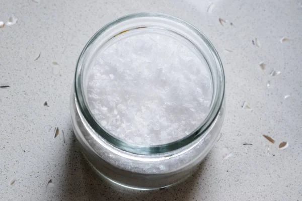 Maldon Sea Salt flakes di Jar. Siap Digunakan . — Stok Foto