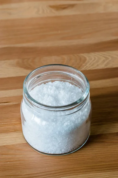Maldon Sea Salt flakes in Jar. Listo para usar . — Foto de Stock