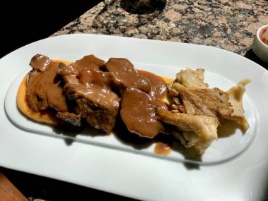 Et Yanak Yavaş Izgara Mantar ile Bira Pişmiş.