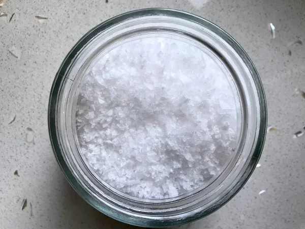 Maldon Sea salt flingor i burk. Klar att använda. — Stockfoto