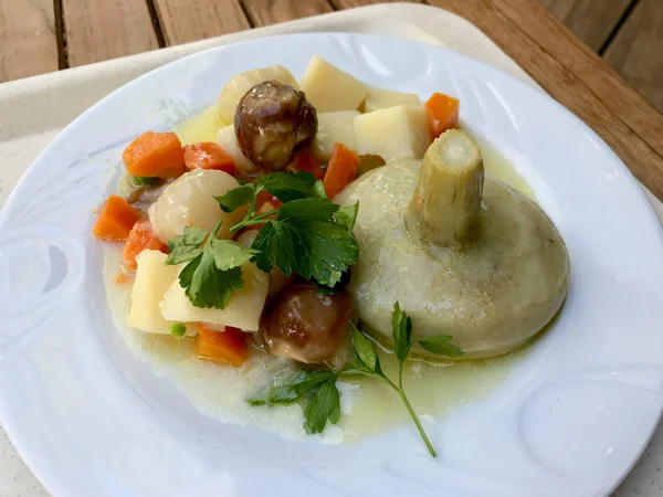 Comida turca alcachofas caseras con zanahoria, papas, perejil y eneldo / Zeytinyagli Enginar . —  Fotos de Stock