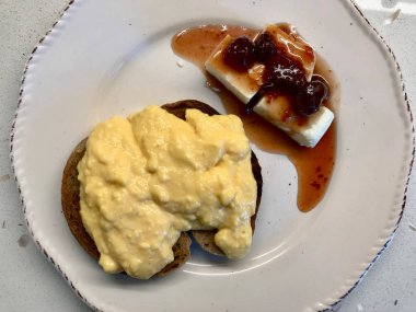Tost Ekmeği, Peynirli ve Marmelatlı Fransız Usulü Çırpılmış Yumurta.