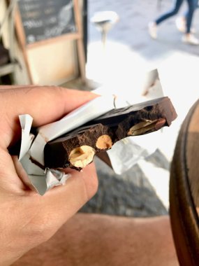 Acı bademçikolata sıyrık. Organik Tatlı Atıştırmalıklar.