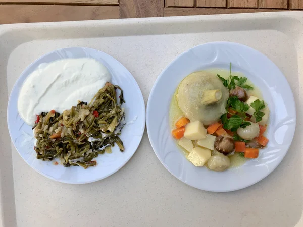 Alcachofras caseiras de comida turca com espinafre e iogurte / alimentos vegetais orgânicos saudáveis com azeite — Fotografia de Stock