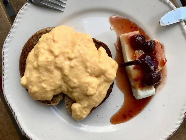 Huevos revueltos al estilo francés con pan tostado, queso y mermelada . — Foto de Stock