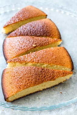 Cam Tepside Sünger Kek Dilimleri. Hizmete Hazır.