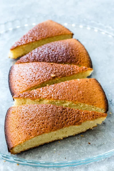 Sponge Cake Slices in Glass Tray. Ready to Serve. — Stock Photo, Image