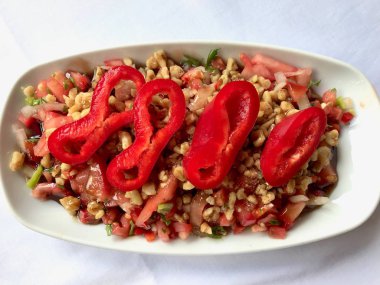 Cevizli, Domatesli ve Dilimlenmiş Kırmızı Biber dilimleri ile Türk Salatası Gavurdagi. 