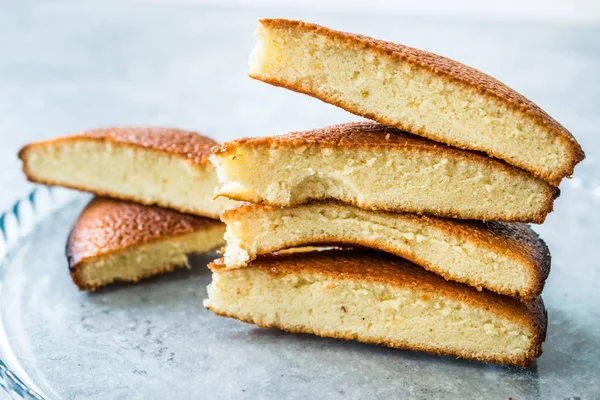 Fatias de bolo de esponja na bandeja de vidro. Pronto para servir . — Fotografia de Stock