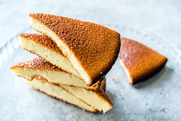 Fatias de bolo de esponja na bandeja de vidro. Pronto para servir . — Fotografia de Stock