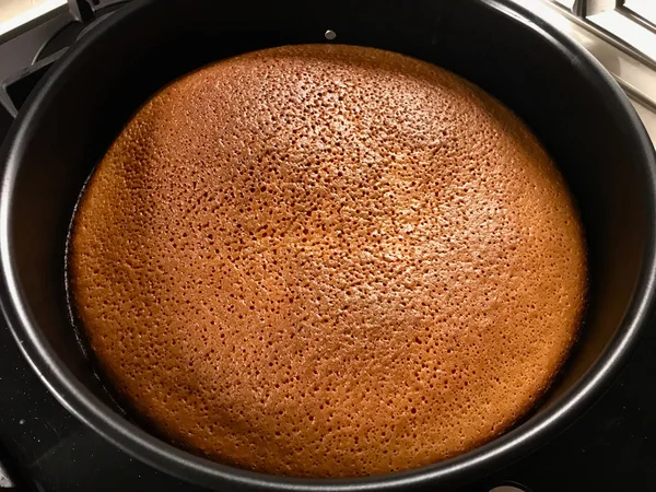 鍋で全体のスポンジケーキを調理。奉仕する準備ができました — ストック写真