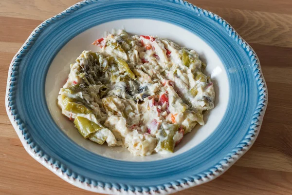 Турецкая еда жареный зеленый перец с йогуртом и майонезом / Kavrulmus Biber Kozlemesi . — стоковое фото