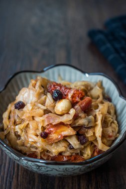 Karamelize Soğan, Kuru Domates ve Kuş Üzümü ile Lahana Salatası. 