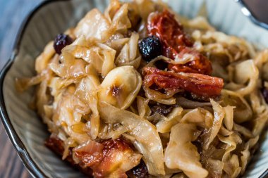 Karamelize Soğan, Kuru Domates ve Kuş Üzümü ile Lahana Salatası. 