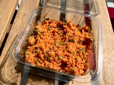 Plastik Kutuda Türk Yemekleri Geleneksel Bulgur Salatası Kisir / Konteyner Paketi. 