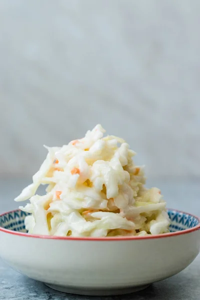 Coleslaw saláta a káposzta, sárgarépa és öltözködés majonéz a Bowl. — Stock Fotó