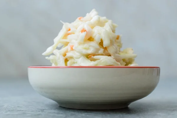 Coleslaw saláta a káposzta, sárgarépa és öltözködés majonéz a Bowl. — Stock Fotó